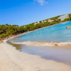 Descubre las 5 Mejores Playas Accesibles en Menorca en 2021.