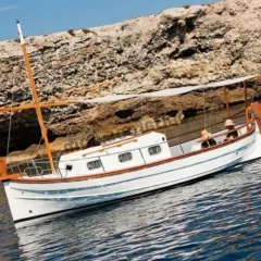 Descubre la aventura de navegar en un Llaüt por Menorca