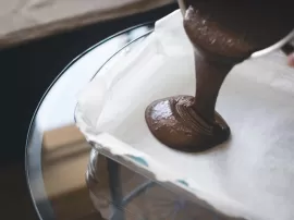 Prepara un delicioso bizcocho de chocolate en solo 5 minutos utilizando el microondas