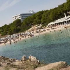 Descubre Cala Blanca en Menorca: la playa perfecta para disfrutar en familia