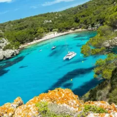 Descubre la belleza y tranquilidad de Cala Macarelleta en Menorca.