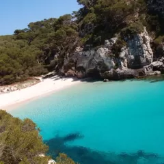 Cala Macarelleta: Descubre la pequeña playa virgen e aislada en Menorca