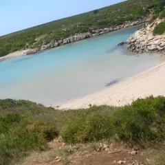 Descubre la belleza de Cala Pudent en Menorca