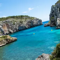 Descubre las impresionantes calas y cuevas de Cales Coves en Menorca