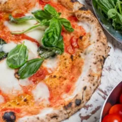 Descubre las pizzerías italianas más deliciosas de Menorca.