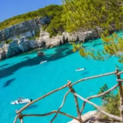 Los mejores itinerarios en barco para principiantes en Menorca