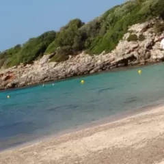 Descubre la tranquilidad de la playa de Binisafúller en Menorca