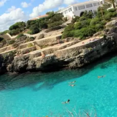 Las mejores calas para saltar al agua en Menorca (con precaución)