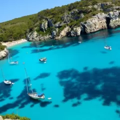 Descubre cómo llegar a Menorca en temporada baja desde la península