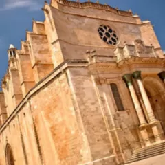 Descubre la belleza de los palacios históricos de Ciutadella, Menorca.