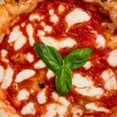 Disfruta de la auténtica pizza italiana en Son Bou, Menorca