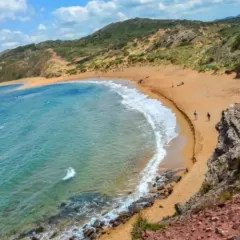 Descubre la belleza salvaje de la Playa de Cavalleria en Menorca.