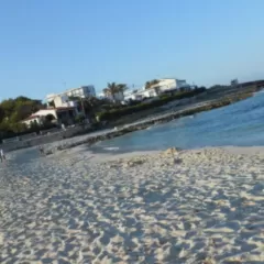 Punta Prima, la playa ideal para disfrutar en familia en Menorca