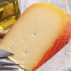 Descubre el sabor auténtico de Menorca con el queso de Mahón