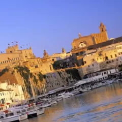 Navegando en velero hacia Sant Joan de Ciutadella en Menorca