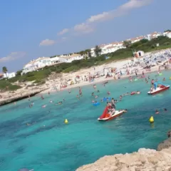 Descubre la belleza de Son Xoriguer, la playa al sur de Menorca