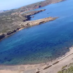 Descubre Cala Mica, la pequeña playa del norte de Menorca