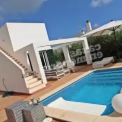 Adquiere tu propio paraíso en Menorca: Chalet con piscina en Son Bou.