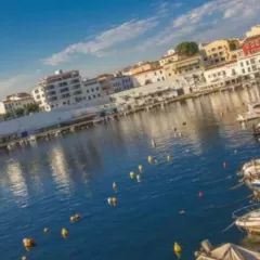 Guía para vivir y trabajar en Menorca en el mercado inmobiliario.