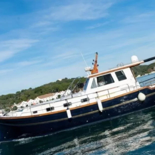 Alquiler de Llaüt en Menorca: Navega en el Barco Típico Menorquín
