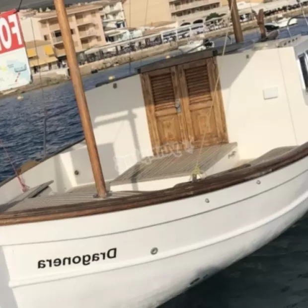 Alquiler de Llaüt en Menorca: Navega en el Barco Típico Menorquín