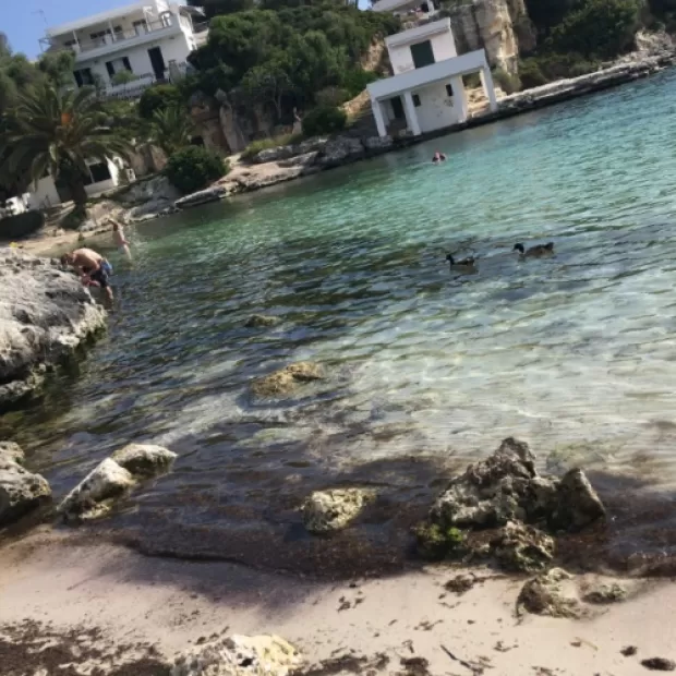 Cala en Blanes a Minorca: La Spiaggia Perfetta per i Bambini