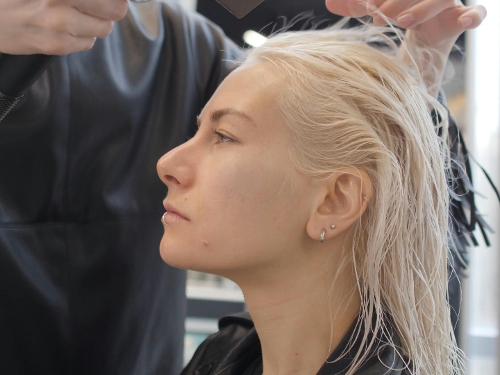¿Cuándo aplicar el sérum en tu rutina de planchado? Descubre aquí la mejor opción para cuidar tu cabello