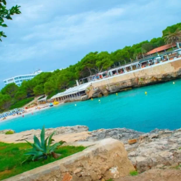 Son Bou (Menorca), una playa para todos los gustos