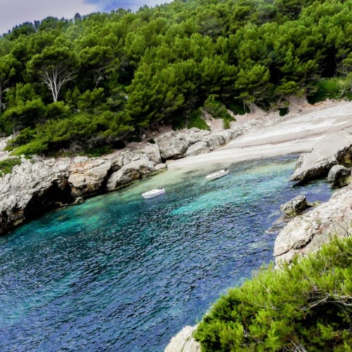 Cala Fustam, bella spiaggia sulla costa sud di Minorca