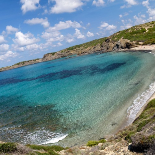 Cala Tortuga, la playa salvaje con vistas al faro de Favaritx