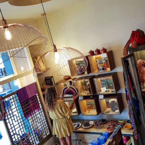 Diletta e il suo negozio di artigianato etnico e gioielli a Minorca