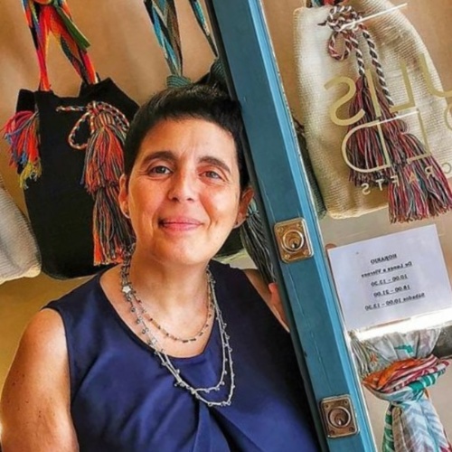 Diletta e il suo negozio di artigianato etnico e gioielli a Minorca