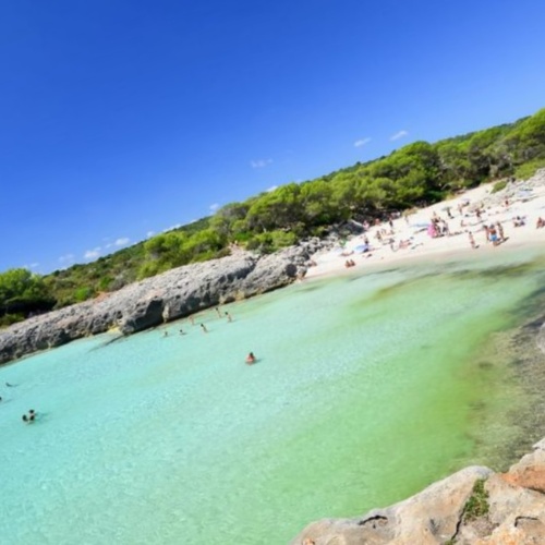 Menorca y los turistas: las playas un poco más limpias, gracias