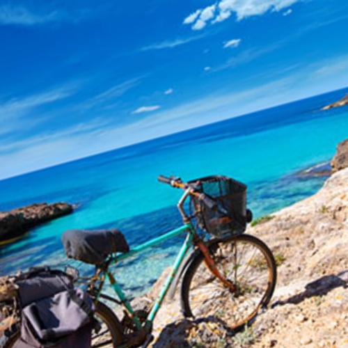 Recorrer Menorca en bicicleta entre mar y fantásticos paisajes naturales